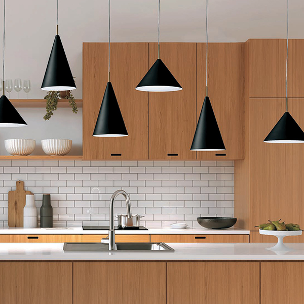 Lampadario A Sospensione 6 Luci Mantigan, Stile Scandinavo Vintage In Legno Chiaro E Metallo Nero. Perfetto Per Soggiorno, Camera Da Letto O Sala Da Pranzo. Cavi Regolabili, Senza Lampadine.