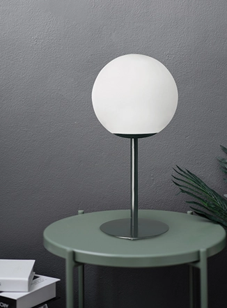 Jugen lampada da tavolo nera