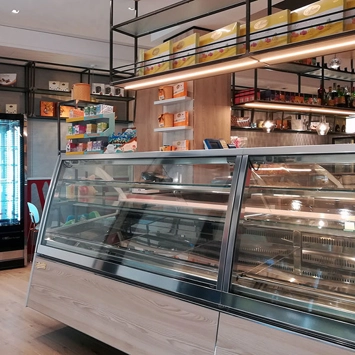 Restyling illuminazione in chiave moderna: Pasticceria Primavera