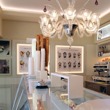 Scopri come abbiamo portato un lampadario di Voltolina ad illuminare la Germania