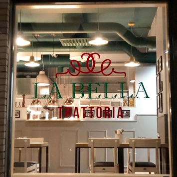 Illuminazione su misura degli interni di un ristorante trattoria