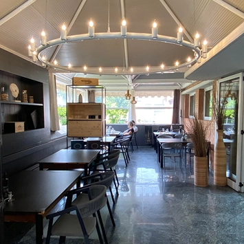 Illuminazione decorativa per la terrazza di un ristorante